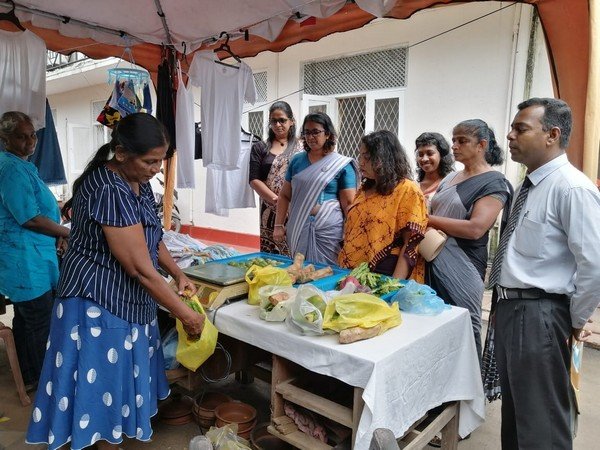 Providing sales opportunities to the members of Homagama "Ekumuthu" Samurdhi Entrepreneurs Forum (2023-10-18)